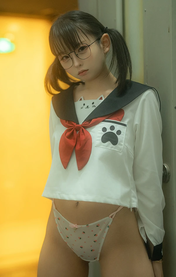 网红美女幼水铃衣童年回忆+小蛋糕加JK